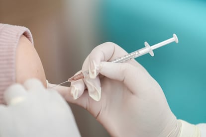 Una mujer recibe una vacuna de Pfizer contra la covid.