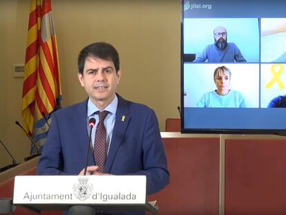 El alcalde de Igualada (Barcelona), Marc Castells, en rueda de prensa sobre el coronavirus este sábado.