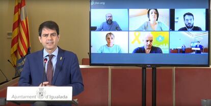 El alcalde de Igualada (Barcelona), Marc Castells, en rueda de prensa sobre el coronavirus este sábado.