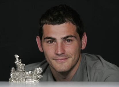 Casillas, con una réplica de la Cibeles