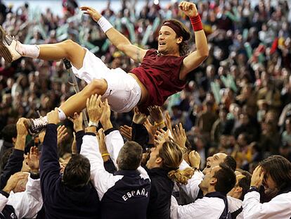 El equipo español en pleno mantea a Carlos Moyà después de la decisiva victoria del mallorquín sobre Andy Roddick en Sevilla.