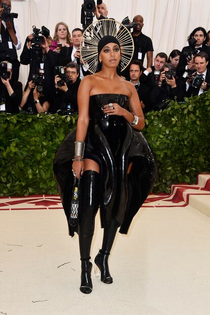 Solange con un diseño de la holandesa Iris van Herpen.