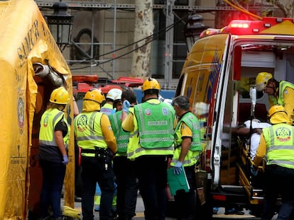 Los servicios de emergencia trasladan uno de los heridos.