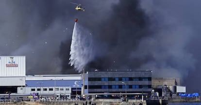 Imagen del incendio que afectó a parte de la fábrica que Jealsa tiene en Boiro