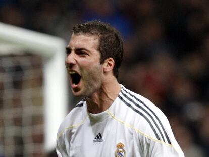 Higuaín celebra su gol al Athletic, el segundo del Madrid.
