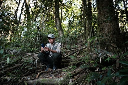 El guardaparques Dario Cartagena en la cima del cerro cercano al puesto de control, ubicado a aproximadamente 30 minutos de caminata, lugar donde se logra captar señal de celular.