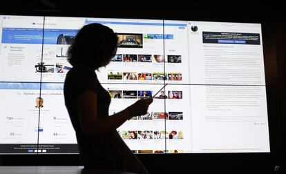 Una usuaria consulta su tableta ante las páginas del Europarlamento, YouTube y Wikipedia.