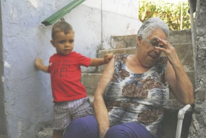 Lilia González Quintero, junto a su nieto.