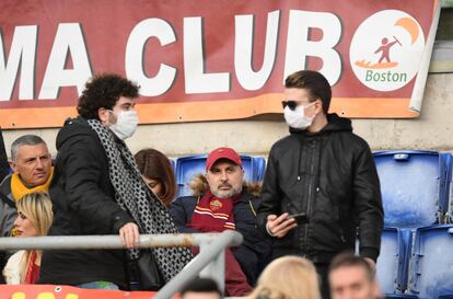 Dos aficionados llevan máscaras protectoras durante el partido de Roma frente a Lecce, esta tarde en la capital italiana. 