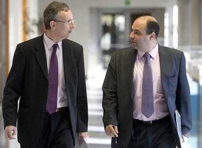 Dean (a la izquierda) junto a Iñigo Maguregui, director de Vivienda, en la comparecencia de ayer.
