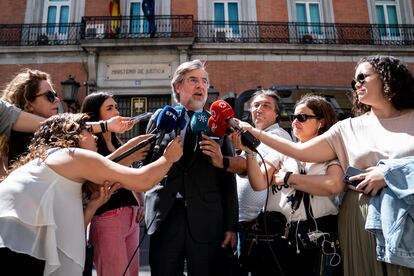 El portavoz de la Asociación Profesional de la Magistratura (APM), Juan José Carbonero, atiende a los medios antes de una reunión en el ministerio de Justicia el 10 de mayo.