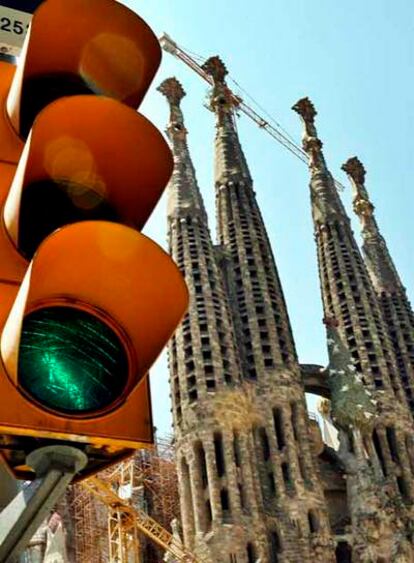 Semáforos funcionando junto a la Sagrada Familia.