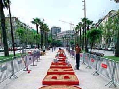 Montaje de la intervención urbana de Ghada Amer en la Rambla del Raval de Barcelona.