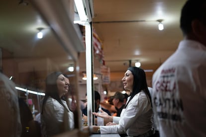 Gisela Gaytán during the tour of the Morelos Market.