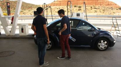 El Beetle azul de David Gajón, de 30 años, en una gasolinera de Zaragoza.