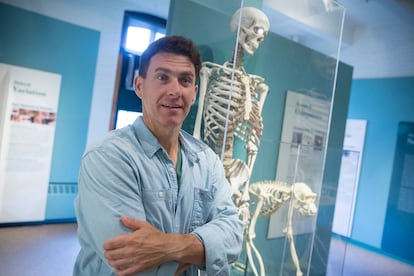 Joseph Henrich en la Universidad de Harvard en una imagen promocional cedida de 2020 durante la promoción del libro.