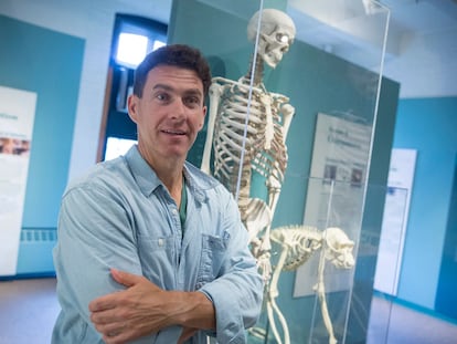 Joseph Henrich en la Universidad de Harvard en una imagen promocional cedida de 2020 durante la promoción del libro.