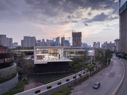Para los creadores del Wuhan Financial City No.1 Courtyard Life Experience Center, el estudio Gad, el contraste entre los viejos y los nuevos edificios forma parte de la ciudad como símbolo precisamente de los tiempos cambiantes. |