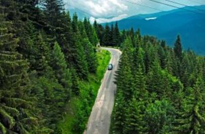 Rumanía cuenta con amplias zonas boscosas. En la imagen, una carretera de alta montaña.