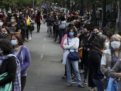 Chilenos fazem fila para votar no plebiscito deste domingo, na capital Santiago.