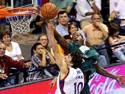 Pietrus, del Unicaja, tapona una entrada de Ukic.