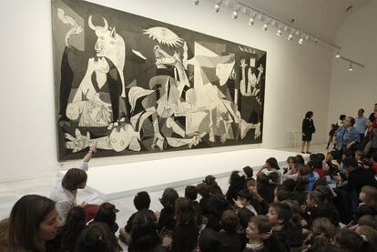 Un grupo de escolares contempla el <i>Guernica</i> en el Reina Sofía.