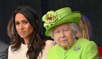 Meghan Markle e Isabel II en una visita a Cheshire en junio de 2018.