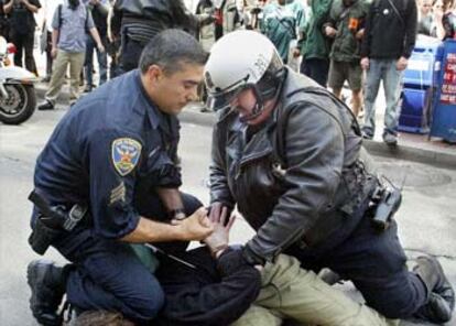 Cientos de policías antidisturbios se emplearon a fondo contra los miles de manifestantes que protestaban en San Francisco contra la guerra. Las fuerzas de seguridad practicaron en torno a un millar de detenciones entre los manifestantes.