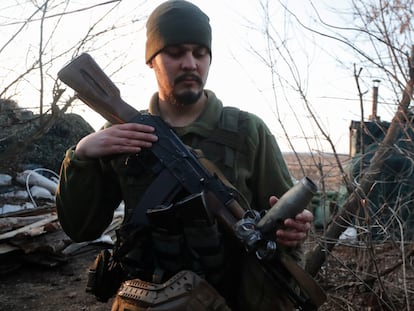 Un militar ucranio en una posición cercana a Lugansk, el miércoles.