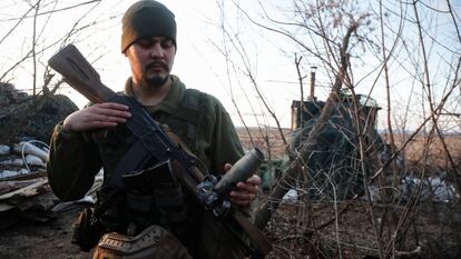 Un militar ucranio en una posición cercana a Lugansk, el miércoles.