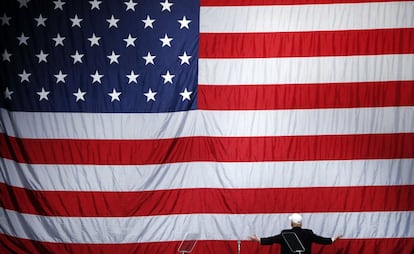 Donald Trump frente a una enorme bandera de Estados Unidos, en un acto de campaña en Sterling Heights el 6 de noviembre de 2016.