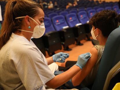 Una sanitaria vacuna a un menor contra el coronavirus en el Hospital Gregorio Marañón, en Madrid.