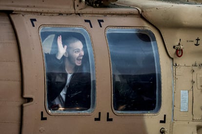 Omer Wenkert, uno de los rehenes liberados este sábado, a su llegada a Israel.