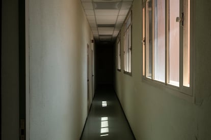 Uno de los pasillos del centro. Las habitaciones quedan a la izquierda, los ventanales con vistas a la calle, a la derecha. 