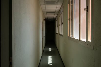 Uno de los pasillos del centro. Las habitaciones quedan a la izquierda, los ventanales con vistas a la calle, a la derecha.