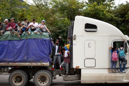 Parte de la nueva caravana que se dirige a los Estados Unidos viaja por Camotan, Guatemala.