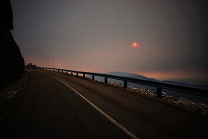 Las nubes de humo del incendio de Las Hurdes tapaban el sol, que adquira un tono rojo intenso en la carretera que llevaba hasta la Pe?a de Francia. Desde all se poda observar el avance de las llamas, ante la estupefaccin de los que se paraban a mirar.