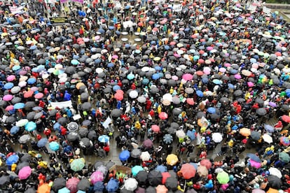 "No hay planeta B", coreaban en Lisboa miles de jóvenes, mientras en Lausana (Suiza) los estudiantes dieron gritos como "político, estás condenado, la juventud se ha echado a la calle" y portaron pancartas a favor del decrecimiento de la economía. En la imagen, miles de estudiantes suizos protestan en Zúrich contra el cambio climático.