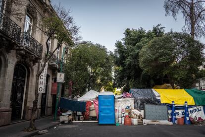 Campamento sobre la calle Milán, en la Ciudad de México.