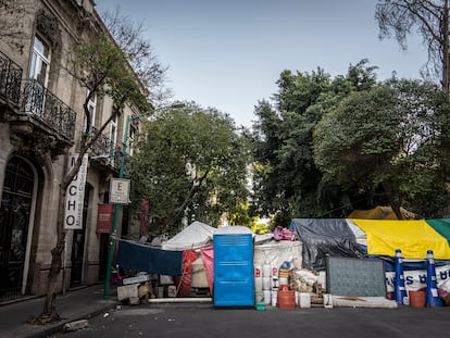 Campamento sobre la calle Milán, en la Ciudad de México.