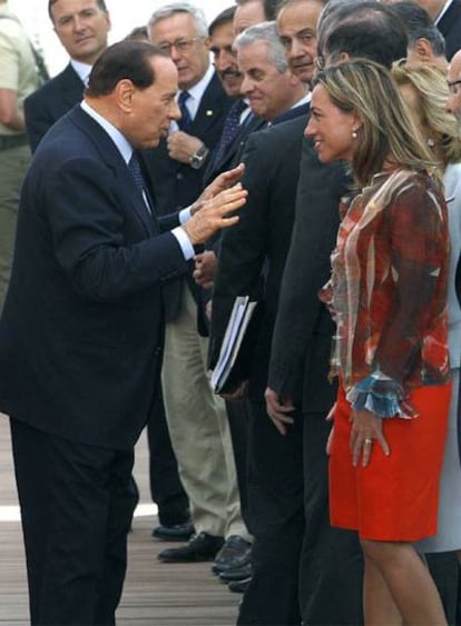 Silvio Berlusconi conversa con la ministra de Defensa, Carme Chacón, en La Magdalena (Cerdeña).