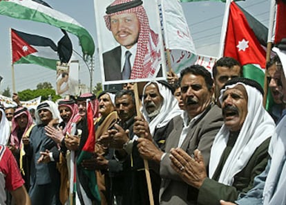 Jordanos con banderas y retratos del rey Abdalá II, en una manifestación contra el terrorismo en Ammán.