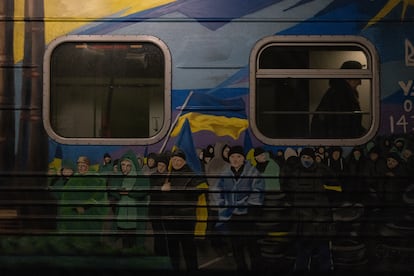 Un tren con destino a Kiev en la estación de Jersón el 23 de noviembre de 2022.
