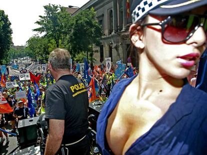'Strippers' en la manifestación de policías locales