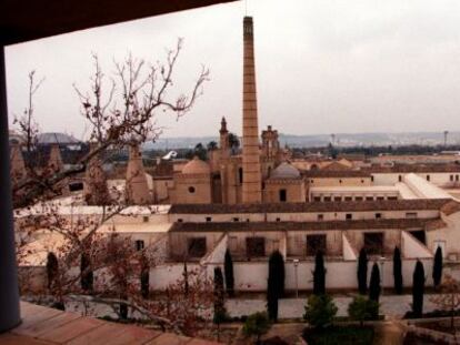 Imagen de las chimeneas de la antigua f&aacute;brica de cer&aacute;mica de Pickman, en La Cartuja de Sevilla.