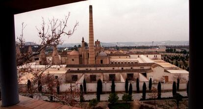 Imagen de las chimeneas de la antigua f&aacute;brica de cer&aacute;mica de Pickman, en La Cartuja de Sevilla.