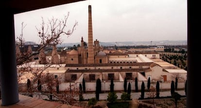 Imagen de las chimeneas de la antigua fábrica de cerámica de Pickman, en La Cartuja de Sevilla.