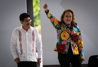 Hugo Aguilar Ortiz y Jasmín Esquivel en el Zócalo de la Ciudad de méxico.