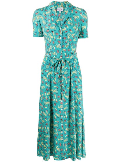 No solo de estampados de flores vive la primavera. También podemos encontrar otros divertidos y tan apropiados como este multi fruta. Un vestido camisero con lazada a la cintura de inspiración retro de HVN (856 euros).