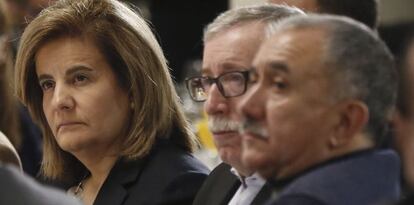 La ministra de Empleo y Seguridad Social, F&aacute;tima B&aacute;&ntilde;ez, acompa&ntilde;ada de los secretarios generales de UGT y Comisiones Obreras, Josep Mar&iacute;a &Aacute;lvarez (d), e Ignacio Fern&aacute;ndez Toxo (centro).